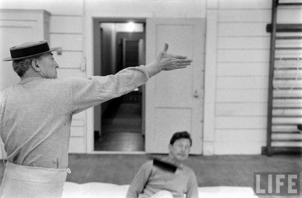 Бастер Китон вместе со своим коллегой Дональдом О'коннором..5