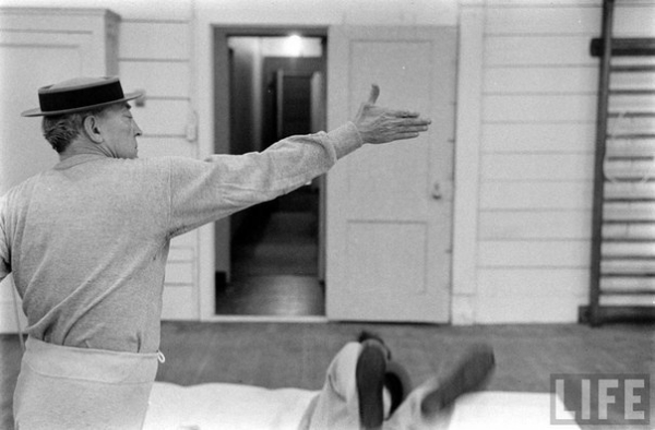 Бастер Китон вместе со своим коллегой Дональдом О'коннором..6