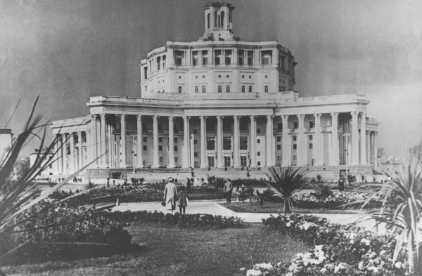 Центральный театр Советской Армии, Москва, СССР.

Больше..0