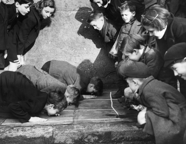 Детская игра: арахисовая гонка - носом по асфальту. Лондон, 1938..0
