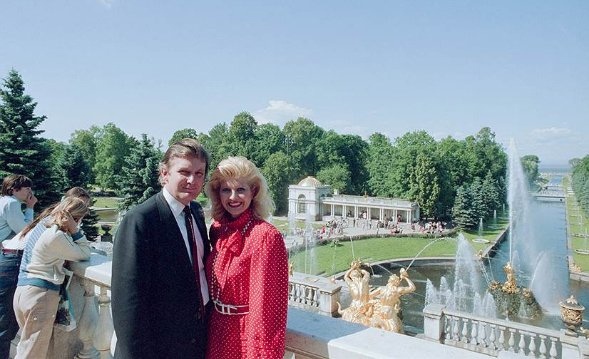 Дональд Трамп с первой женой, Петергоф, 1987 год.

Больше..0