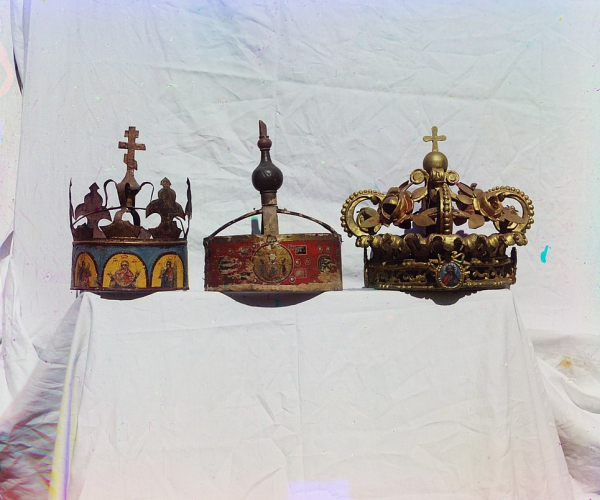 Древние брачные венцы: 1 - железный XVII века, 2 - лубочный XVI века, 3 -..0