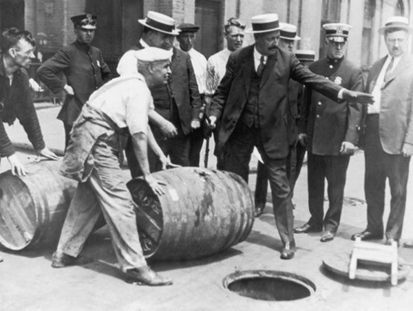 Избавление от алкоголя во время сухого закона.

Больше..0