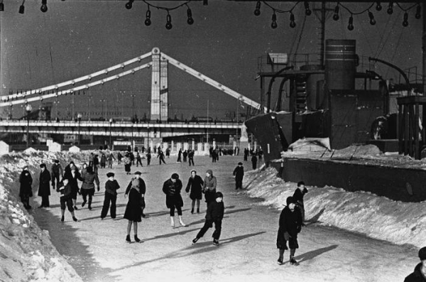 Каток в Парке Горького. РСФСР, Москва, декабрь 1938 года.

Больше..0