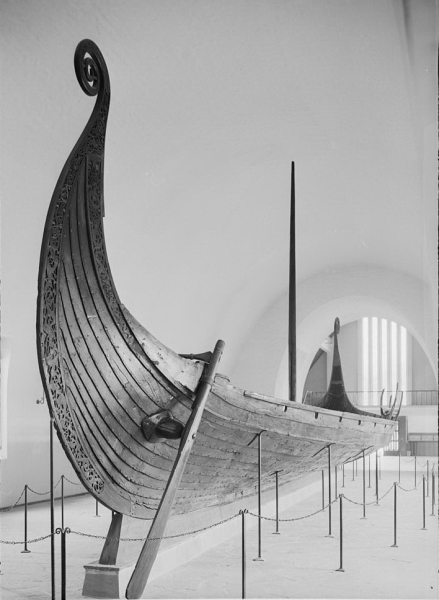 Корабли викингов.

В 1904 году в имении Осеберг в Норвегии была..6