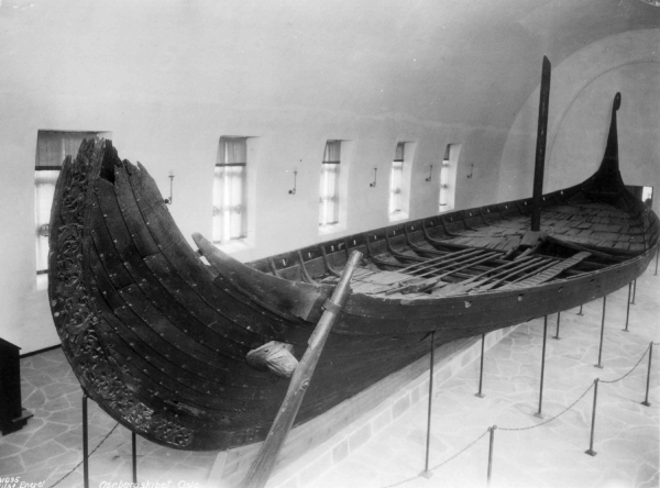 Корабли викингов.

В 1904 году в имении Осеберг в Норвегии была..4