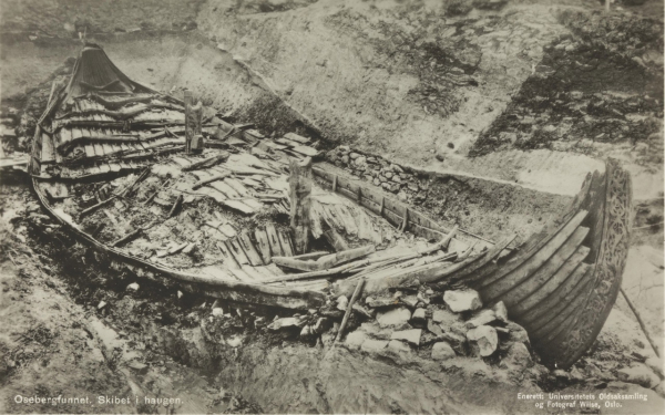 Корабли викингов.

В 1904 году в имении Осеберг в Норвегии была..1