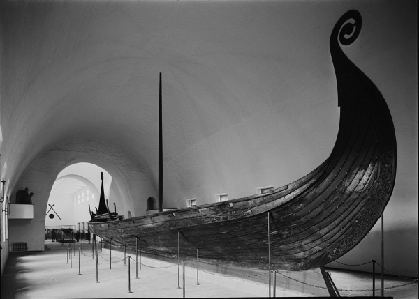 Корабли викингов.

В 1904 году в имении Осеберг в Норвегии была..5