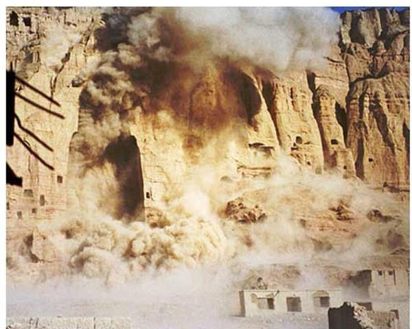 Момент уничтожения талибами Бамианских статуй Будды...0