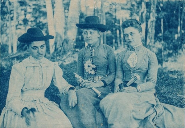Повседневная жизнь до 1900 годов на фотографиях с синеватым..7
