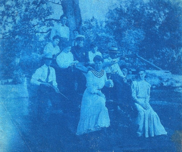 Повседневная жизнь до 1900 годов на фотографиях с синеватым..9
