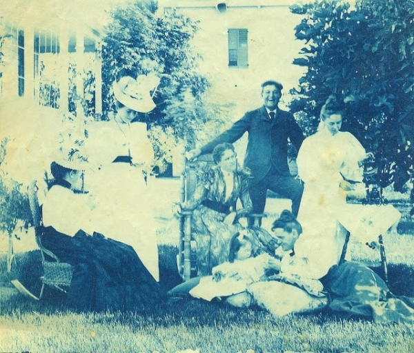 Повседневная жизнь до 1900 годов на фотографиях с синеватым..0