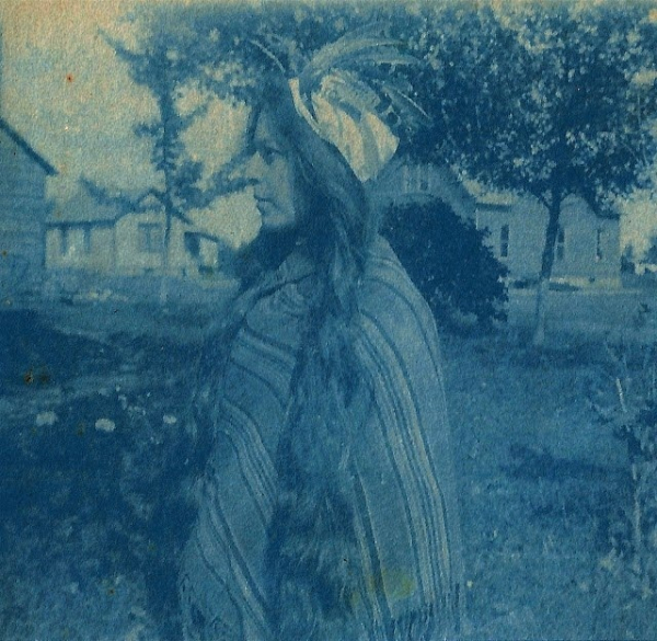 Повседневная жизнь до 1900 годов на фотографиях с синеватым..4