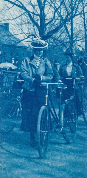 Повседневная жизнь до 1900 годов на фотографиях с синеватым..1