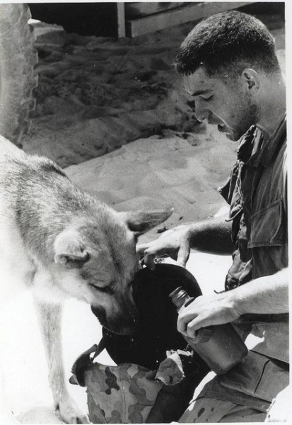 Сержант корпуса морской пехоты США Спэно и его пес Лобо..0