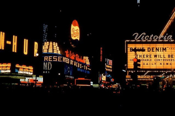 Таймс-сквер ночью, Нью-Йорк, 1959 год.

..0