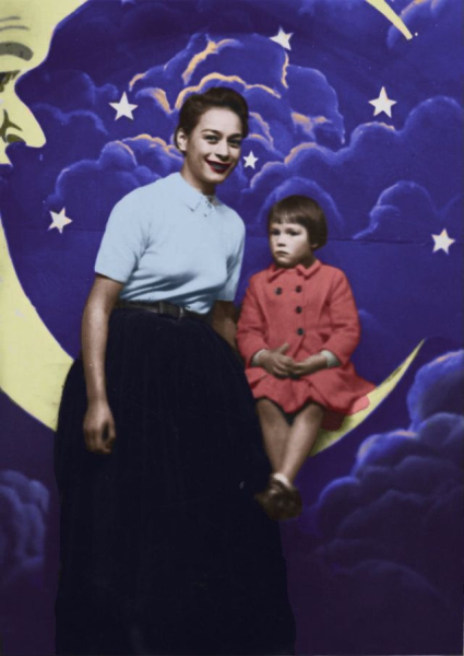 Винтажные фотографии людей на картонном полумесяце.

Больше..6