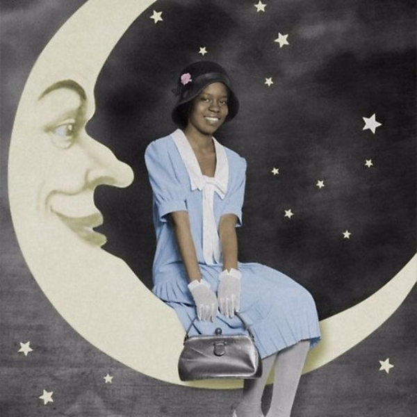 Винтажные фотографии людей на картонном полумесяце.

Больше..0