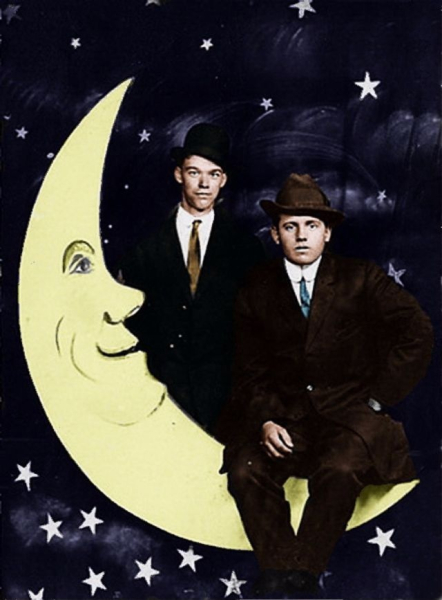 Винтажные фотографии людей на картонном полумесяце.

Больше..7