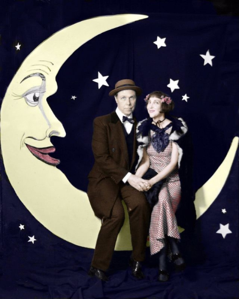 Винтажные фотографии людей на картонном полумесяце.

Больше..3