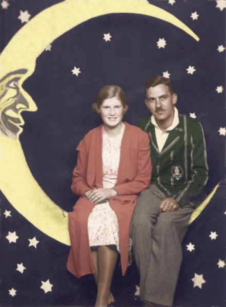 Винтажные фотографии людей на картонном полумесяце.

Больше..4