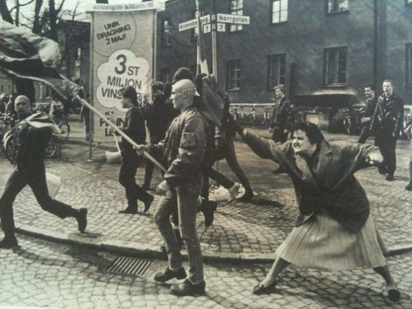 Женщина бьет скинхеда сумкой по голове... Швеция, 1985 г.

(Позже..0