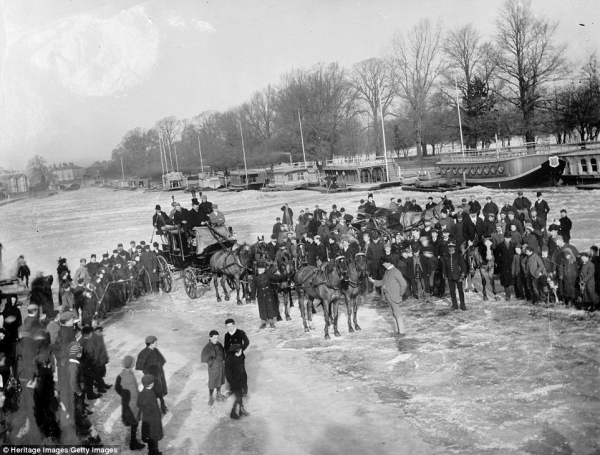 Зима в Великобритании на винтажных фотографиях 1900-1960 гг.

Больше..6