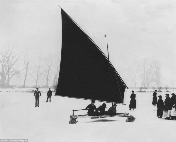Зима в Великобритании на винтажных фотографиях 1900-1960 гг.

Больше..7