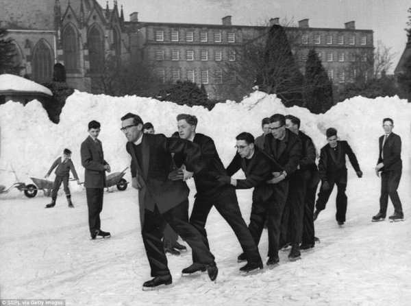 Зима в Великобритании на винтажных фотографиях 1900-1960 гг.

Больше..5