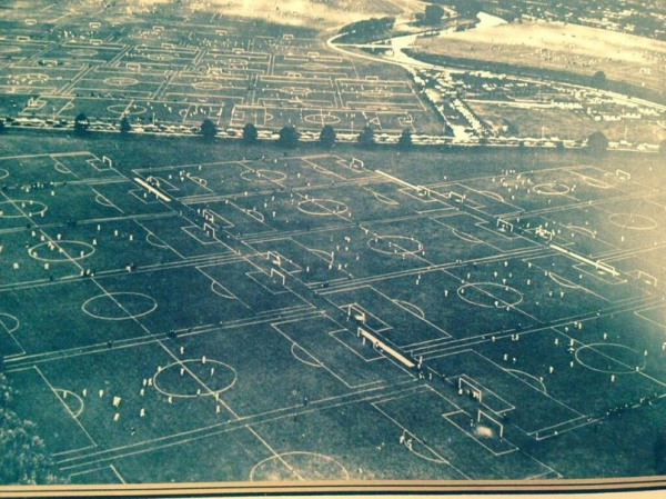 88 футбольных полей в одном месте... Лондон, 1951 г.

Больше..0