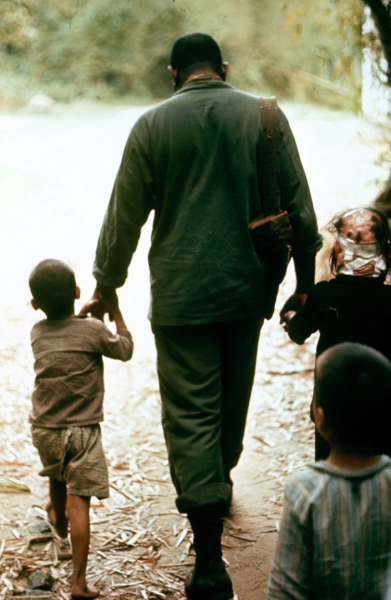 Американские военные во Вьетнаме, 1965 год.
Фотограф: Paul..9