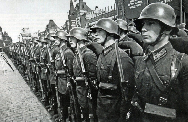 Бойцы 1-й Московской стрелковой дивизии в касках СШ-36 на Красной..0