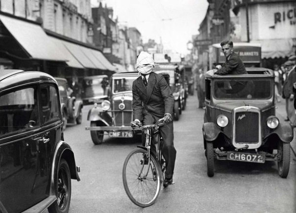 Британский фокусник Куда Букс демонстрирует свою способность..2