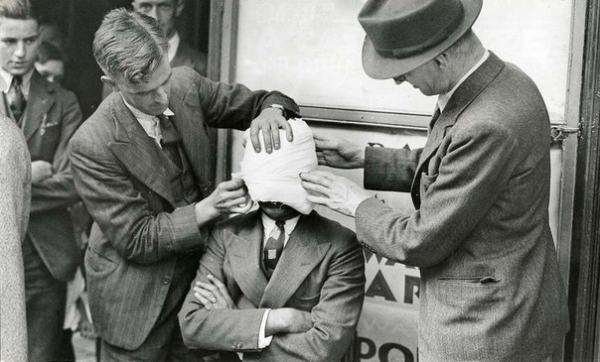 Британский фокусник Куда Букс демонстрирует свою способность..1