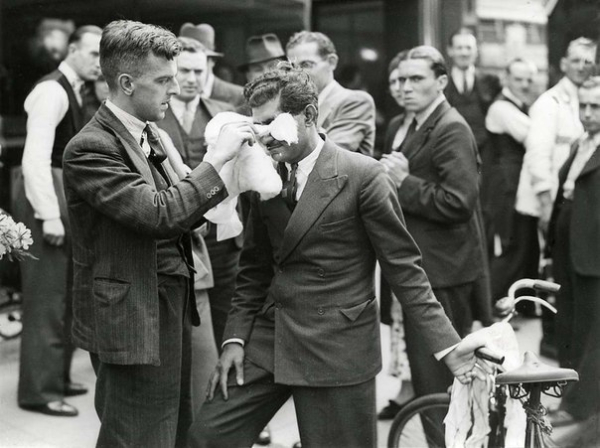 Британский фокусник Куда Букс демонстрирует свою способность..0