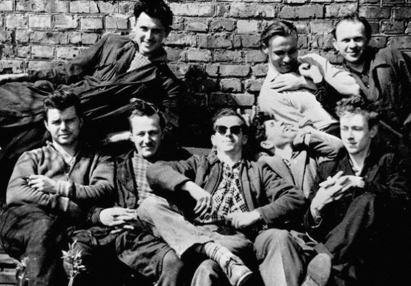 Будущий убийца Кеннеди Харви Освальд (в очках) с коллегами по..0