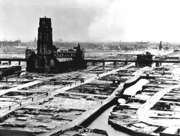 Центр Роттердама после немецких бомбардировок, 1940 год.

Больше..0