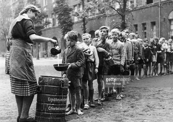 Дети, живущие в британском секторе столицы, стоят во дворе школы..0