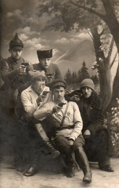 Донские чекисты сфоткались на память, 1921 год.

Больше..0