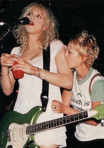 Дрю Бэрримор и Кортни Лав, 1994 год.

..0