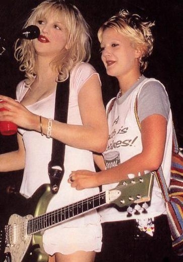 Дрю Бэрримор и Кортни Лав, 1994 год.

..2