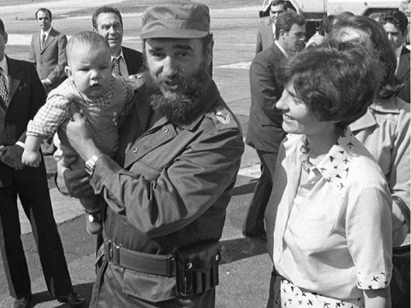 Фидель Кастро держит на руках нынешнего премьер-министра Канады..0