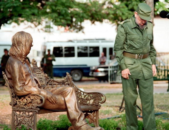 Фидель Кастро возле памятника Джону Леннону, Гавана, 2000..0