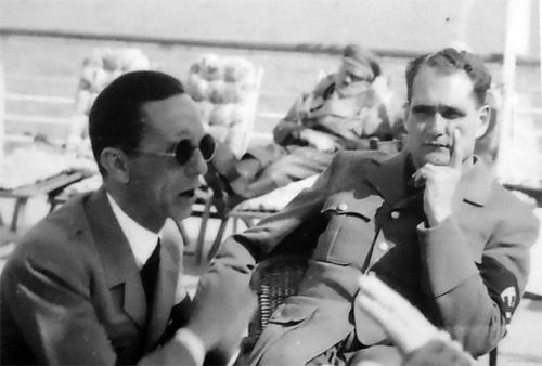 Геббельс и Гесс что-то активно обсуждают, а Гитлер прикорнул на..0