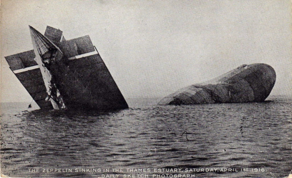 Германский L-15 тонет у берегов Англии, 1 апреля 1916 года.

Больше..0