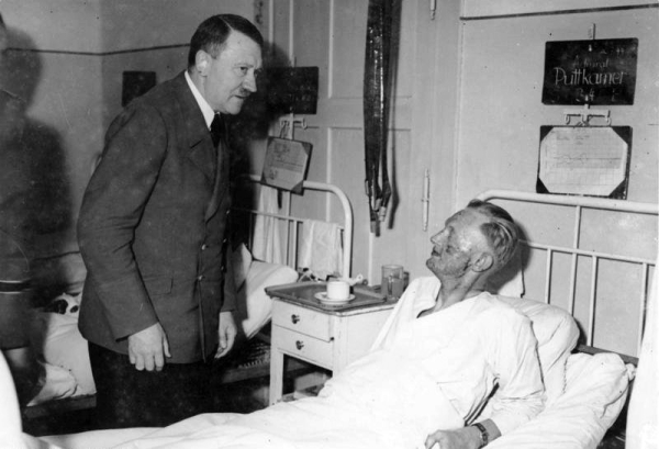 Гитлер после покушения (Заговор 20 июля) с разорванной барабанной..0