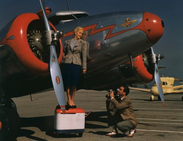 Магия Kodachrome - Элис Фэй во время рекламных съёмок у Lockheed model 12A Electra..0