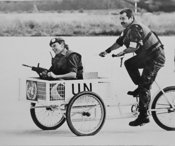 Миротворцы ООН и их транспорт, Сараево, Босния, 1992 год.

Больше..0