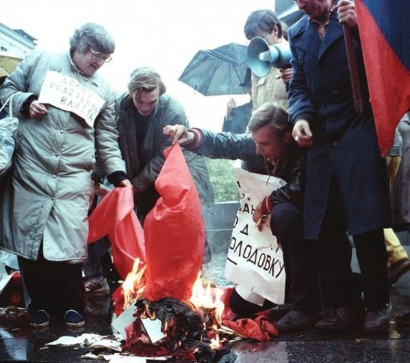 Правозащитница Валерия Новодворская сжигает советскую..0