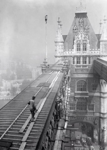 Рабочие во время ремонта Тауэрского моста. Лондон, 1 января 1913..0